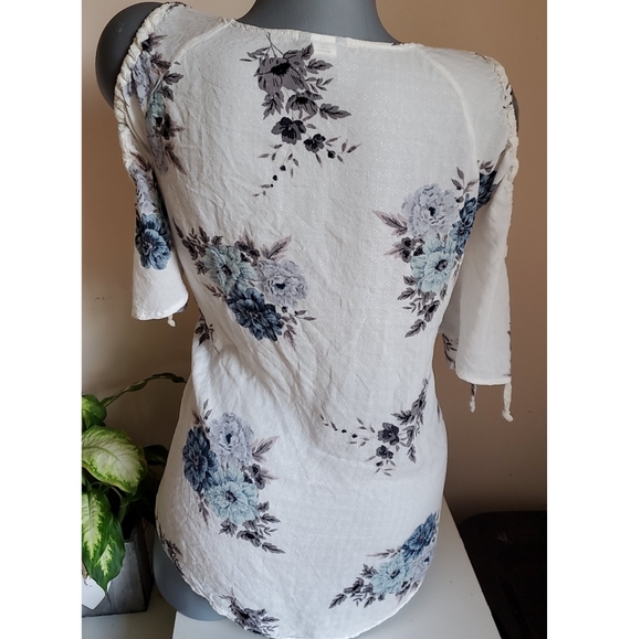 Torrid Floral Coldshoulder Lightweight Blouse 00 - Picture 2 of 4